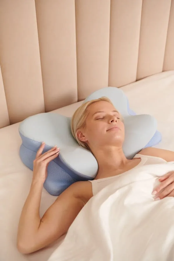Back sleeper lying on the Derila Ergo pillow with the head settled into the central cradle