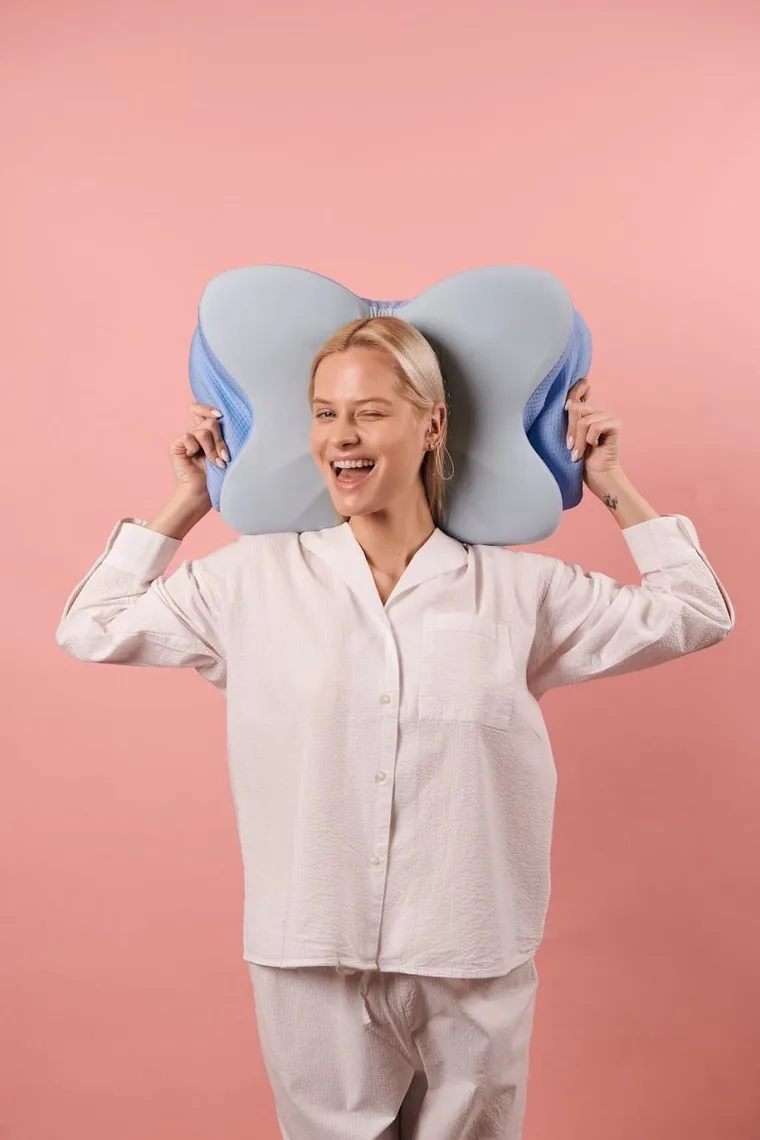 Side sleeper resting on the Derila Ergo pillow with the shoulder tucked into the gap between the wings